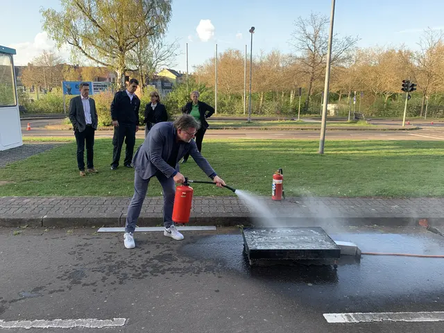 Wolfgang Ernst von der Stadtverwaltung löscht ebenfalls die Flammen | Foto: Peter Krietemeyer