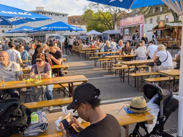 Viele Besucher genießen das Streetfood-Angebot bei der Sickingenmesse in Landstuhl – rund um die Stadthalle herrscht reger Betrieb. | Foto: Jutta Felka