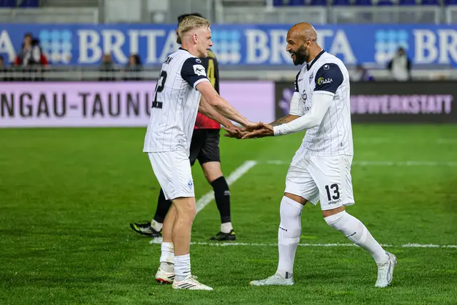 Janne Sietan (links) und Terrence Boyd (rechts) bejubeln in Wiesbaden Boyds Tor zum 3:3-Ausgleich. | Foto: Hetterich/PIX-Sportfotos