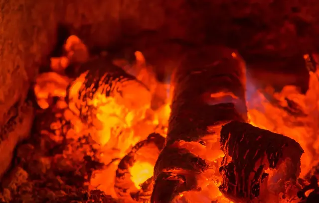 Fünf Stunden lang arbeitete die Feuerwehr an einer Rettungsöffnung, um eine Katze aus einem acht Meter tiefen Kamin zu befreien. Das Tier wurde lebend gerettet und anschließend einem Tierarzt vorgestellt. | Foto: Chris/stock.adobe.com