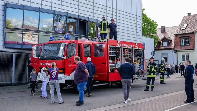 Ein Blick hinter die Kulissen: Die Feuerwehr präsentiert bei der Sickingenmesse ihre Einsatzfahrzeuge und Ausrüstung. | Foto: Erik Stegner