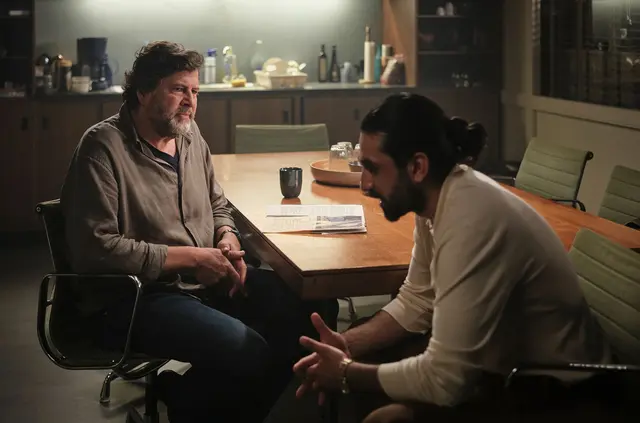 Ramin Taremi (rechtst, Omid Memar) wird in dem neuen «Tatort: Innere Angelegenheiten» verdächtigt. Er ist ein Intensivtäter, der in diesem Fall aber seine Unschuld beteuert. | Foto: Benoît Linder/SWR/dpa