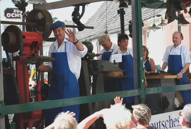 Auch in diesem Jahr ist die Rollende Schuhfabrik auf dem Schuhmachermarkt zu sehen. Dieses Jahr als stationäre Attraktion, im Foto beim Umzug zum Schuhmachermarkt 2006. | Foto: Franz-Josef Schächter
