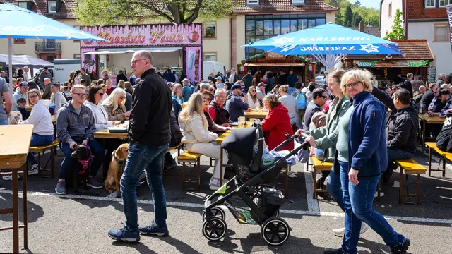 Dichtes Gedränge rund um die Streetfood-Stände: Zahlreiche Besucher genießen bei der Sickingenmesse das Angebot in der Landstuhler Innenstadt. | Foto: Erik Stegner