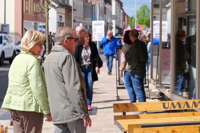Einkaufsbummel in der Innenstadt: Viele Besucher nutzen die Sickingenmesse für einen Abstecher in die Geschäfte. | Foto: Erik Stegner