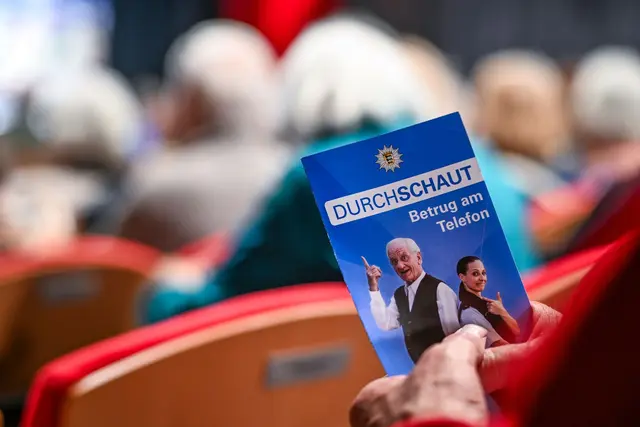 Trickbetrug als Theaterstück soll helfen, Senioren davor zu bewahren.  | Foto: Felix Kästle/dpa