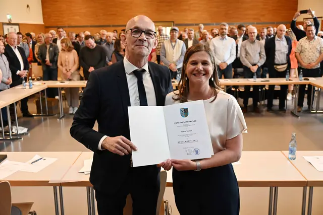 Der noch amtierende Bürgermeister Marc Ullrich überreicht der ab 17. April im Amt befindlichen neuen VG-Bürgermeisterin die Ernennungsurkunde für die Dauer von 8 Jahren  | Foto: Arno Mohr 