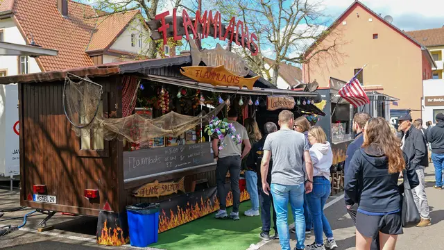 Warteschlangen an den Streetfood-Ständen: Das kulinarische Angebot ist bei der Sickingenmesse besonders gefragt. | Foto: Erik Stegner