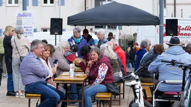Musik und Entspannung: Besucher genießen bei der Sickingenmesse die Atmosphäre an den Sitzplätzen. | Foto: Erik Stegner