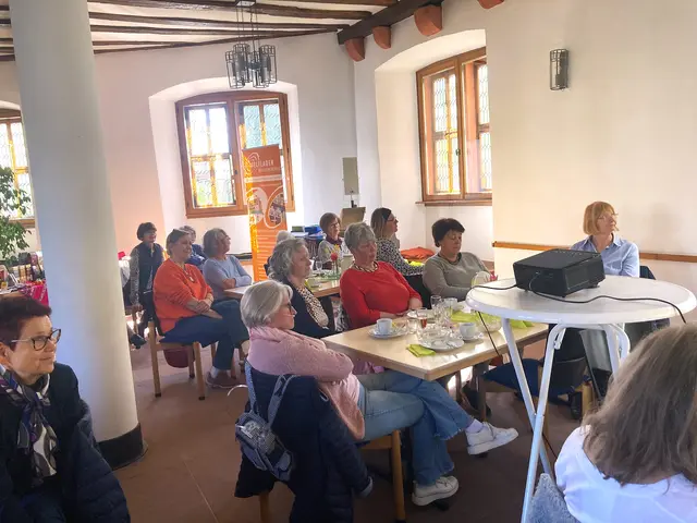 Etwa 60 Frauen kamen zum Frauenfrühstück des Dekanats Neustadt ins Casimirianum. | Foto: Ellen Löwer