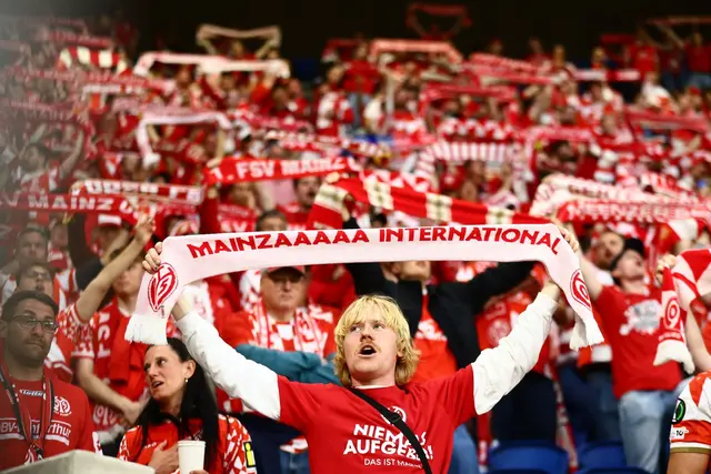 Die Mainzer Fans stehen hinter ihrem Team: Das kämpft in Gladbach um Bundesligapunkte. | Foto: Antonin Utz/AP/dpa