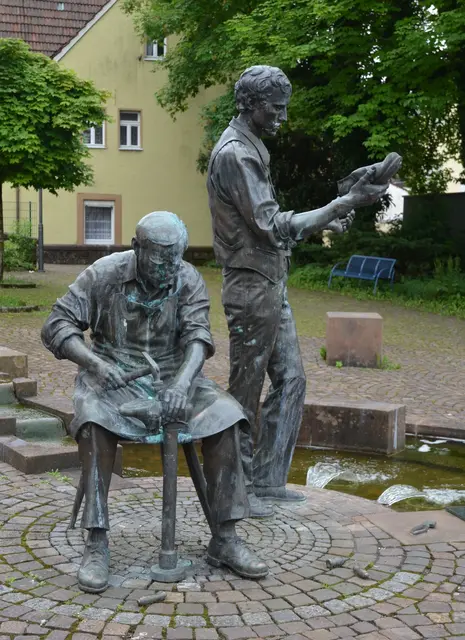 Unter anderem rund um das Schusterdenkmal auf dem Lorenz-Wingerter Platz erstreckt sich das Festgelände des Schuhmachermarkts. | Foto: Franz-Josef Schächter