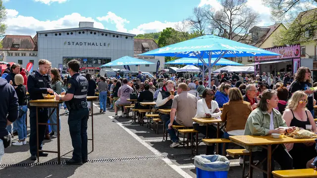 Reger Betrieb rund um die Stadthalle: Zahlreiche Besucher nutzen bei der Sickingenmesse die Sitzbereiche und das vielfältige Angebot. | Foto: Erik Stegner