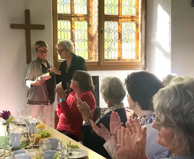 Martina Horak-Werz bedankt sich bei Claudia Kettering für den gelungen Vortrag mit einem Geschenk. | Foto: Ellen Löwer