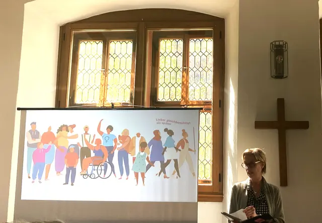 Pfarrerin Claudia Kettering informiert zum Thema: "Wozu brauchen wir eigentlich das irritierende *? - Vielfalt verstehen. | Foto: Ellen Löwer