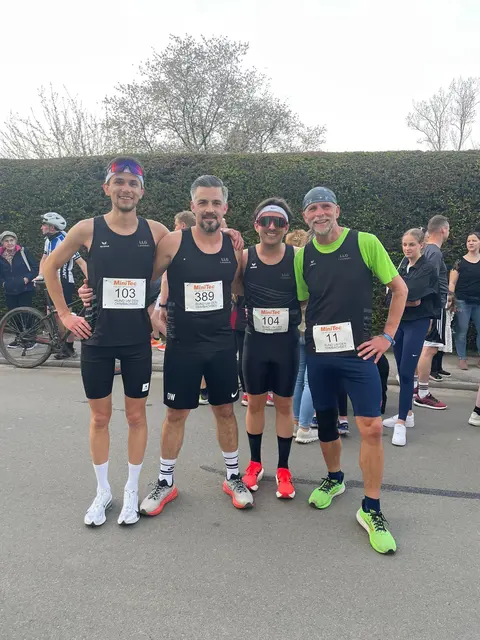 Vier unserer fünf Läufer; v.l.: Max Kries, Daniel Williams, Tilman Kries, Hans-Joachim Berberich | Foto: Hans-Joachim Berberich