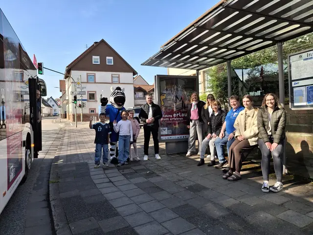 Alle Unterstützenden bei der Präsentation des neuen Plakates "Bildung erlaufen statt erfahren – sicher mit den gelben Füßen den Schulweg erlernen"  | Foto: Gabi Fliege