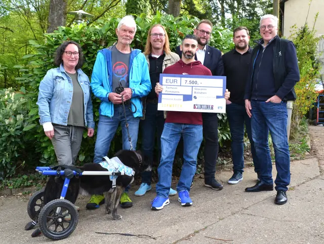 Birgit Oster, Wolfgang Glück mit Asco, Stefan Sefrin, Giovanni Balistreri, Oberbürgermeister Markus Zwick, Andreas Groß und Thomas-Erno Weidner (von links) bei der Spendenübergabe  | Foto: Frank Schäfer