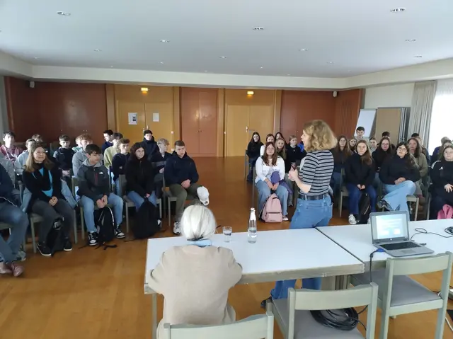 Die Schülerinnen und Schüler des PSG lauschten gebannt den Worten der Zeitzeugin | Foto: Paul-Schneider-Gymnasium Meisenheim/gratis 