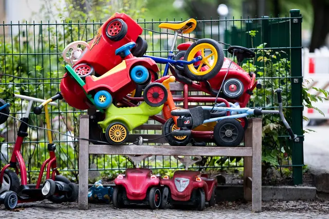Heute leider geschlossen: Im Kitaalltag müssen Eltern oft improvisieren. (zu dpa: «Kita-Schließtag: Muss der Arbeitgeber mir Urlaub geben?») | Foto: dpa
