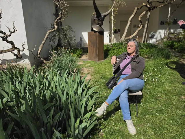 Im Skulpturengarten der Familie Rumpf lässt sich ganz prima die Sonne genießen. | Foto: Eva Bender