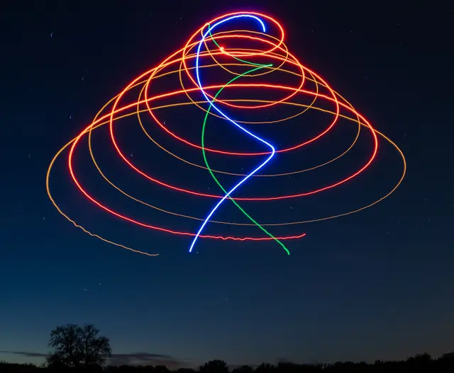 Farbwirbel am Himmel: Eine bunte Spirale, erzeugt von Jonas‘ Drohnen | Foto: Bildrechte: J. Kern