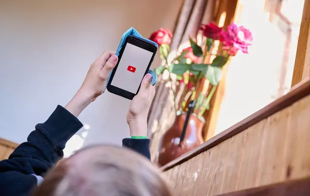 Weniger Endlos-Scrollen: Eltern können die tägliche Nutzungszeit für YouTube-Shorts in den Einstellungen begrenzen oder die Shorts ganz abschalten. (zu dpa: «YouTube-Shorts: So setzen Eltern ihren Kids jetzt Grenzen») | Foto: dpa