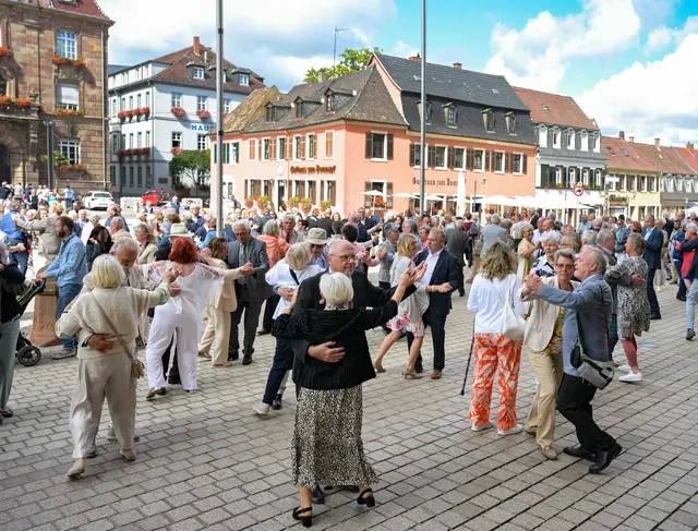 Traditioneller Walzer vor dem Dom  | Foto: Klaus Landry