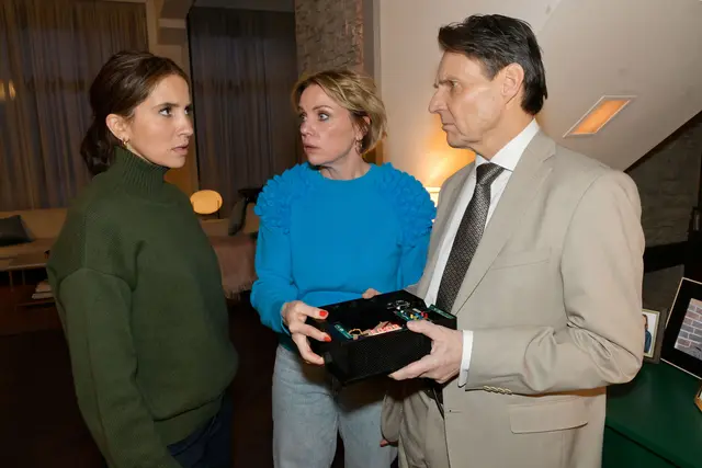 Laura (Chryssanthi Kavazi, links), Yvonne (Gisa Zach) und Jo Gerner (Wolfgang Bahro): Im Zuge der Ermittlungen rückt auch Gerners Waffe in den Fokus der Polizei. | Foto: Foto: RTL / Rolf Baumgartner