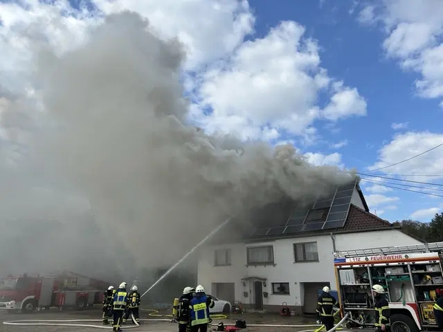 In Glan-Münchweiler stand der Dachstuhl eines Einfamilienhauses in Vollbrand. Ein Bewohner wurde von der Feuerwehr gerettet und mit dem Hubschrauber in eine Klinik geflogen. | Foto: Polizeiinspektion Kusel und Polizeiwache Schönenberg-Kübelberg