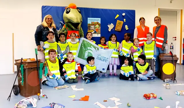 Kinder der Kita „Kinderwelt“ starten gemeinsam mit Maskottchen Kehrbert in die Lautrer Kehrwoche und sammeln Müll für ein sauberes Kaiserslautern  | Foto: Stadtbildpflege Kaiserslautern