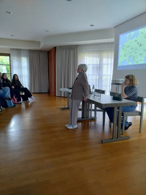 Henriette Kretz berichtete auf berührende Weise aus ihrer Kindheit in der Zeit des Nationalsozialismus | Foto: Paul-Schneider-Gymnasium Meisenheim/gratis 