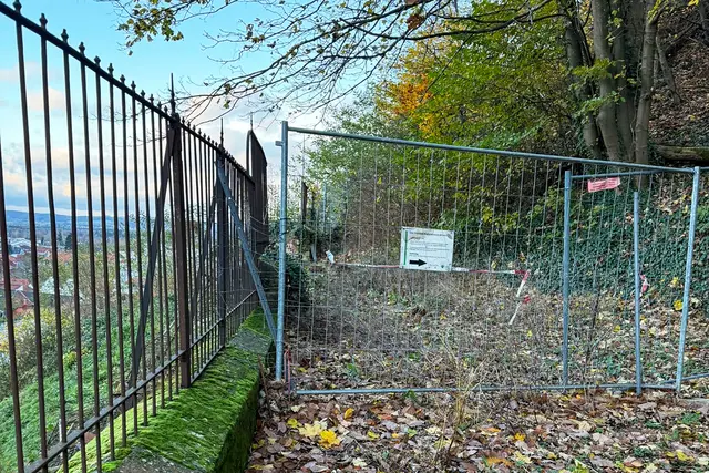 Der Burgweg in Landstuhl bleibt gesperrt: Seit dem Einsturz einer Stützmauer 2023 versperrt ein Bauzaun den Zugang – eine Einigung steht noch aus. | Foto: Stadt Landstuhl