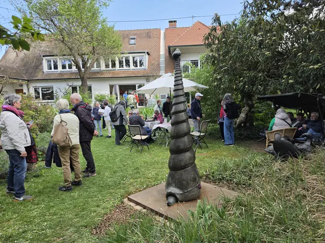 Besucher im Skulpturengarten der Familie Rumpf in Lachen-Speyerdorf, der aktuell Teil der Doppelausstellung zu Ehren von Gernot Rumpf ist. | Foto: Eva Bender