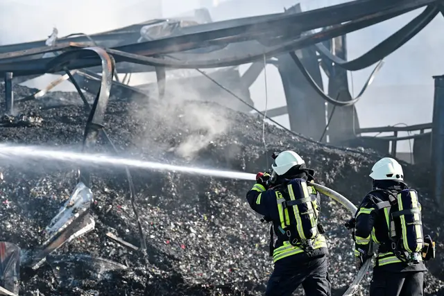 Die Feuerwehr hat den Brand in Lustadt nach zweieinhalb Stunden unter Kontrolle.  | Foto: Uwe Anspach/dpa