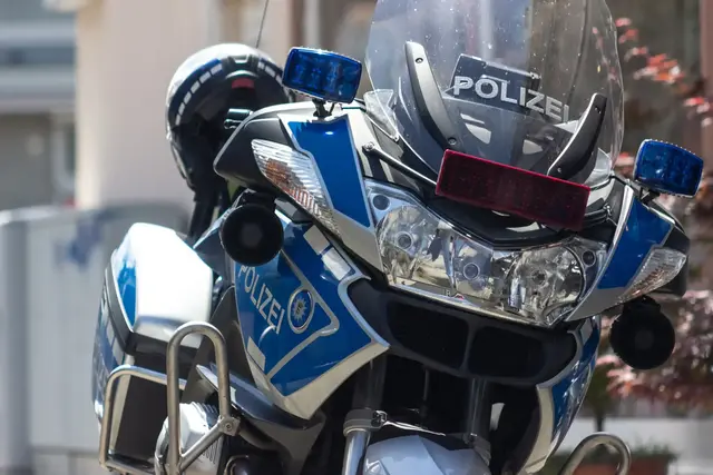 Bei einer Verkehrskontrolle auf der K25 stoppte die Polizei einen Leichtkraftradfahrer ohne gültige Fahrerlaubnis. Die Weiterfahrt wurde untersagt, ein Ermittlungsverfahren folgte. | Foto: Paul Needham