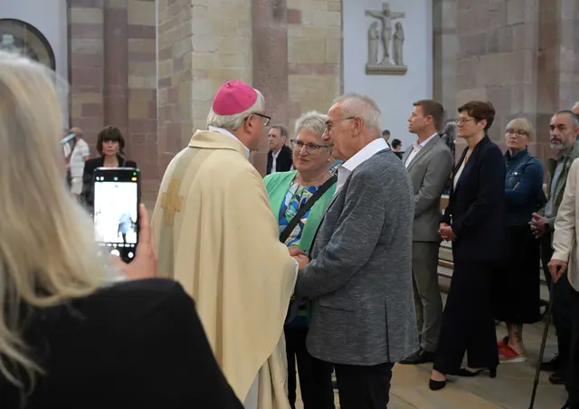 Segnung der Ehepaare durch Bischof Wiesemann bei der Feier der Ehejubiläen 2025  | Foto: Klaus Landry