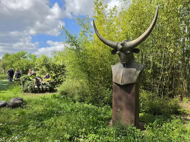 Skulpturen und Werke im Grünen – der Garten der Familie Rumpf ist Teil der aktuellen Doppelausstellung. | Foto: Eva Bender