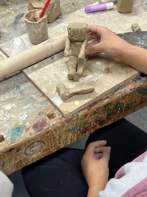 Kinderhände formen Tonfiguren und erlernen dabei wichtige handwerkliche Techniken | Foto: Gilbert Bürk