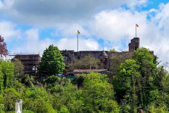 Blick auf die Burg Nanstein in Landstuhl: In ihrem Umfeld liegt auch der gesperrte Waldweg am Burgweg. | Foto: Erik Stegner