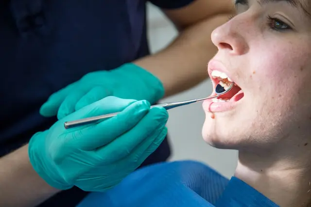 Eine gründliche Mundhygiene und regelmäßige Kontrollen beim Zahnarzt sind die beste Vorsorge gegen Parodontitis.  | Foto: dpa