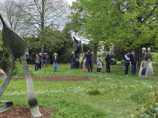 Bei bestem Wetter erkunden Besucher den Skulpturengarten Rumpf mit Arbeiten von Gernot Rumpf und seiner Familie. | Foto: Eva Bender