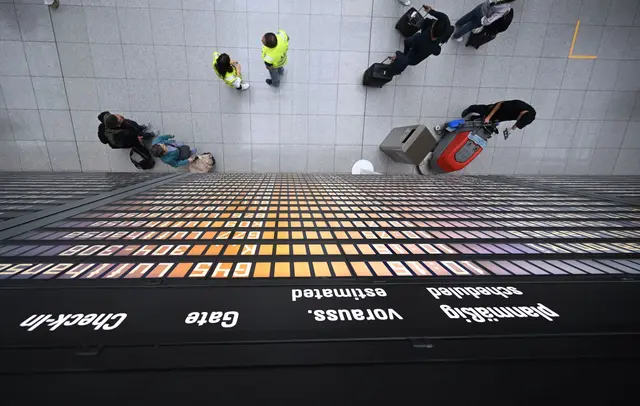 Wer wegen Flugreisen Ärger hat und etwa Schadenersatz einklagen will, kann dies in Nürnberg und Erding per Online-Verfahren machen. (Symbolbild)  | Foto: Felix Hörhager/dpa