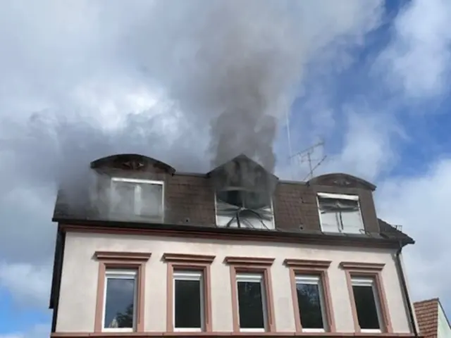 Dichter Rauch, extreme Hitze und die Sorge, dass noch Menschen im Haus sind: Ein Brand in Pirmasens sorgt für einen Großeinsatz. | Foto: Polizeidirektion Pirmasens