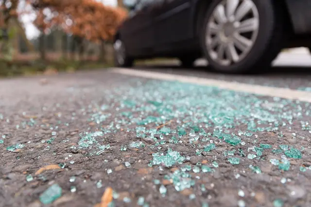 In zwei der Abteile standen jeweils Fahrzeuge. Bei beiden Autos zerstörten die Täter die Seitenscheiben. | Foto: Christian Schwier/Stock.adobe.com