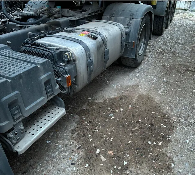 Unbekannte zapften auf einem Firmengelände über 700 Liter Diesel aus mehreren Lkw ab. Die Polizei prüft einen Zusammenhang mit früheren Taten und bittet um Hinweise. | Foto: Polizeidirektion Landau