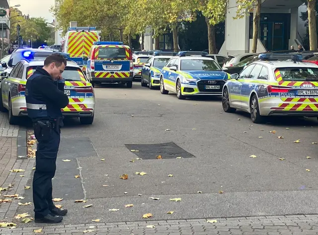 So wie hier bei einem Großeinsatz 2025 soll es nach Willen der Behörden an der Schule keinesfalls mehr zugehen. (Archivbild) | Foto: Wolfgang Jung/dpa