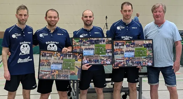 Offiziell verabschiedet: (2.v.l) Daniel Kleinert, (Mitte) Michael Frey, (2.v.r.) Christoph Schmidl | Foto: R.W.