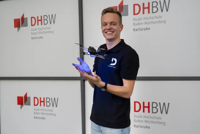 Von der Theorie zur Praxis: Jonas Kern zeigt eine seiner Drohnen | Foto: Bildrechte: N. Flühr