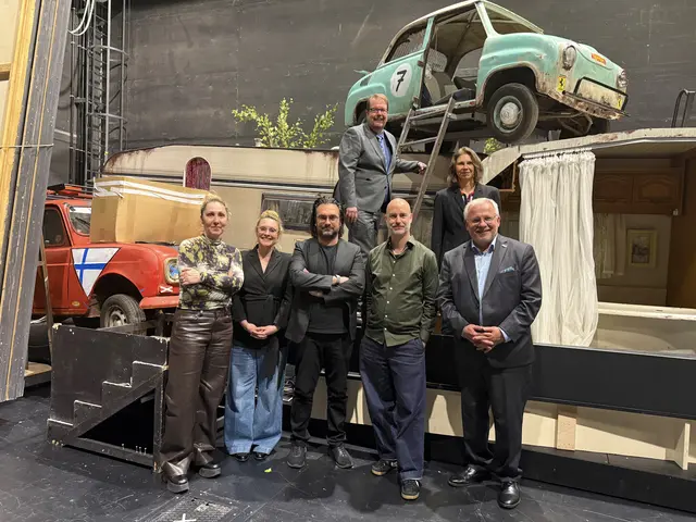 Im aktuellen Brecht-Bühnenbild mit Blick in die kommende Spielzeit (von links): Luisa Sancho Escanero, Anna Werner, Daniele Squeo, Daniel Böhm (oben), Stephan Beer, Simone Grub und Hans-Ulrich Ihlenfeld
 | Foto: Petra Rödler